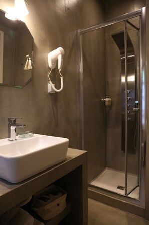 Deluxe Double Room | Bathroom | Free toiletries, hair dryer, towels - Archontiko Stamou Hotel (Zagora-Mouresi)