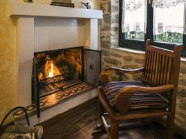 双人房 | 起居区 | 22-英寸纯平电视（配备数码频道）、电视、壁炉