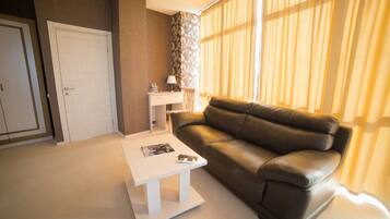 Suite, 1 King Bed | Living area