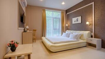 In-room safe, desk, iron/ironing board, free WiFi