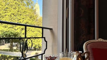 Habitación Deluxe | Ropa de cama de alta calidad y artículos del minibar gratis
