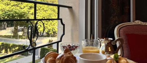 Deluxe Room | Premium bedding, free minibar, in-room safe, individually decorated