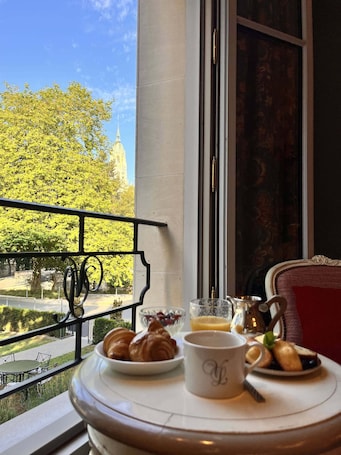 Ropa de cama de alta calidad y minibar con artículos gratuitos . Villa Lara Hôtel