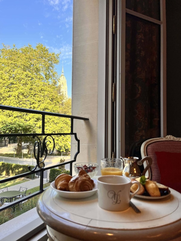 Deluxe Room | Premium bedding, free minibar, in-room safe, individually decorated - Villa Lara Hôtel (Bayeux)