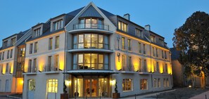 Front of property - evening/night - Villa Lara Hôtel (Bayeux)
