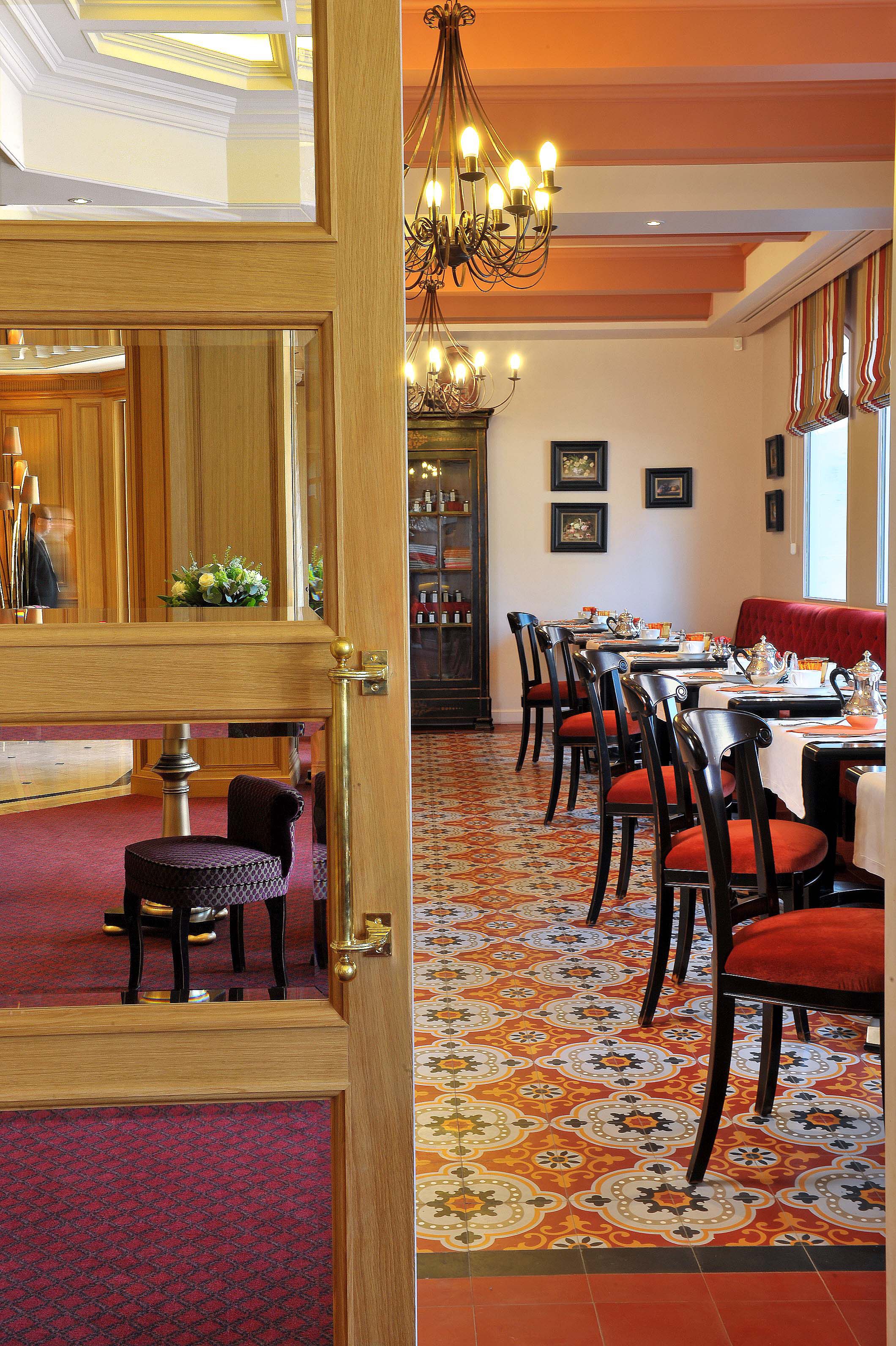 بوفيه فطور يوميًا بتكلفة قدرها (27 EUR للشخص)