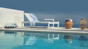 Deluxe Suite with Private Pool & Sea View | Minibar, caja de seguridad en la habitación y escritorio