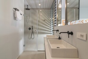 Douche, douche cascade, articles de toilette (gratuits)