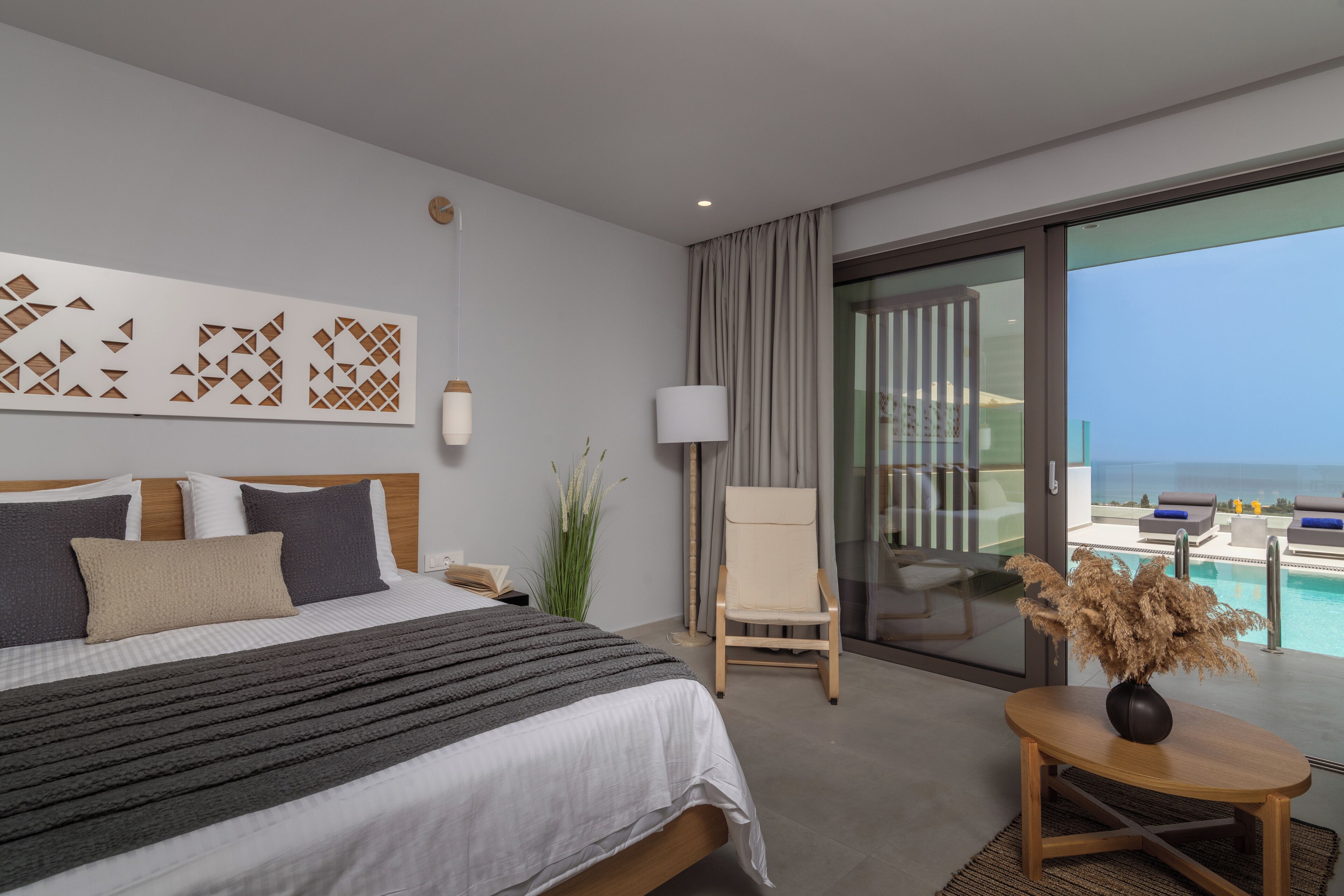 Deluxe Suite with Private Pool & Sea View | Een minibar, een kluis op de kamer, een bureau, verduisterende gordijnen