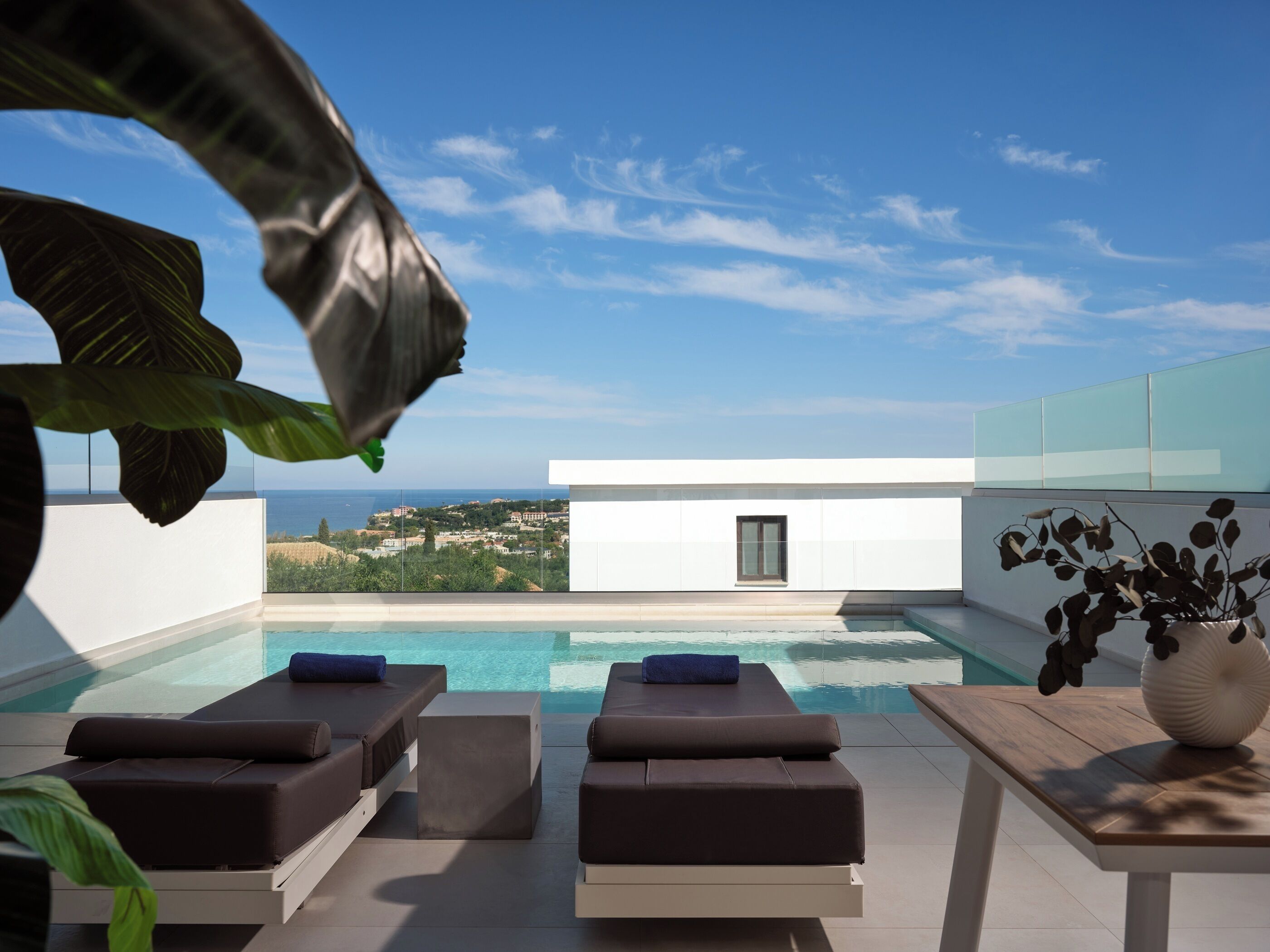 Side Sea View Deluxe Suite with Private Pool | Terras