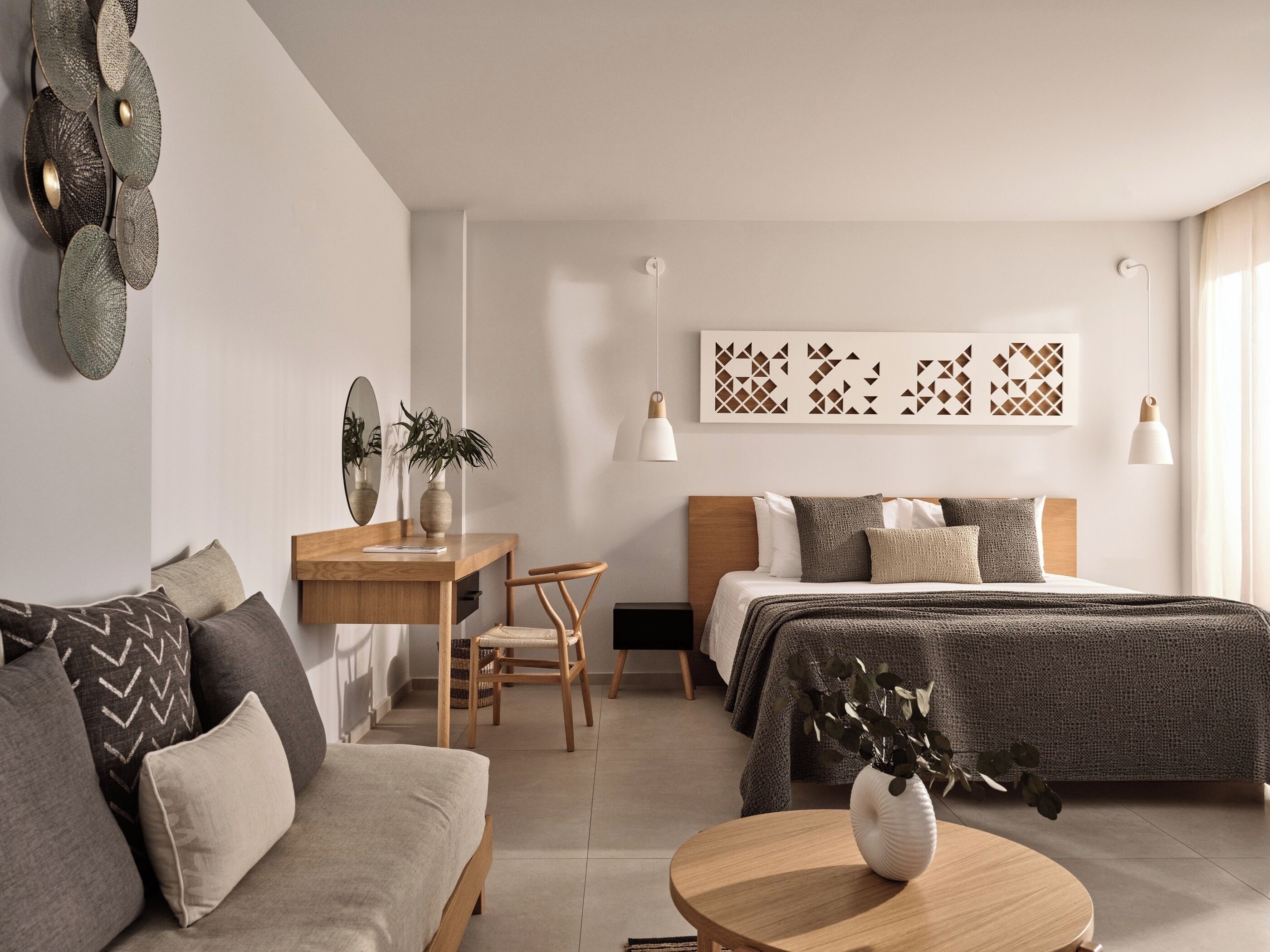 Minibar, caja de seguridad en la habitación y escritorio 