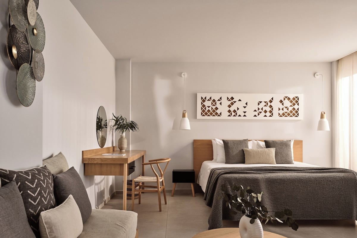 Side Sea View Deluxe Suite with Private Pool | 迷你吧、客房内保险箱、办公桌、遮光窗帘