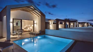Deluxe Suite with Private Pool & Sea View | Minibar, safe på rommet, skrivebord og blendingsgardiner