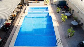 Una piscina al aire libre