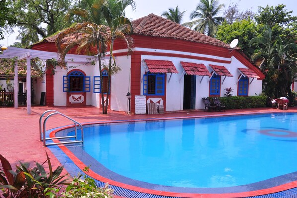Outdoor pool - Anjuna Blue Resort (Anjuna)