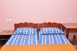 Deluxe-Zimmer | Schreibtisch, Bügeleisen/Bügelbrett, Zustellbetten, kostenloses WLAN