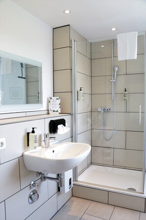 Duplex, Multiple Beds, Non Smoking (CIty-Loft am Park) | Bathroom | Shower, towels - City-Lofts am Park (Hamburg)
