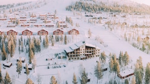 A snow-covered resort with multiple cabins and a central lodge. - Idre Fjäll Stugor och Lägenheter (Idre)