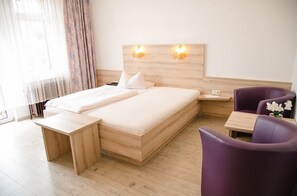 Schreibtisch, schallisolierte Zimmer, Babybetten, Zustellbetten