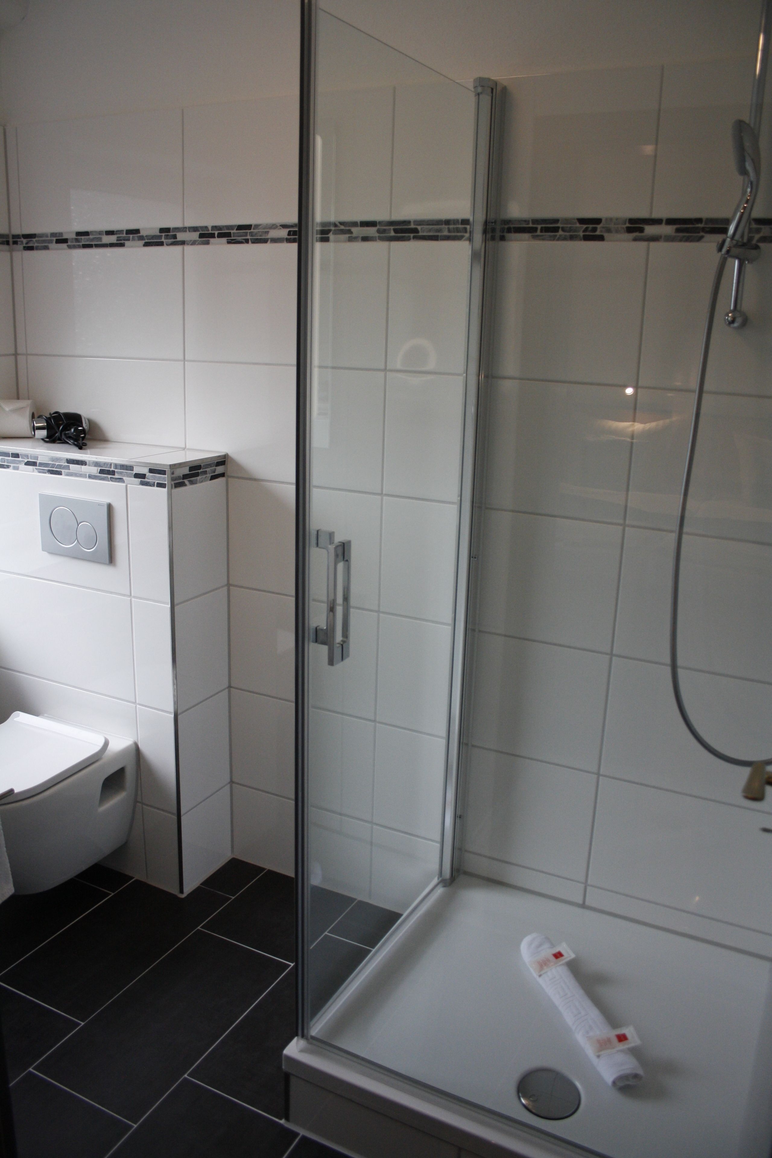 business double room | bathroom | shower, free toiletries, hair dryer, towels