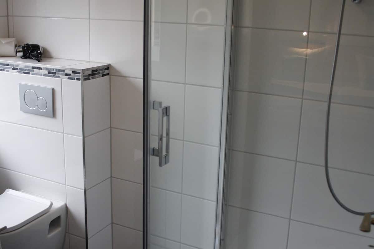 business double room | bathroom | shower, free toiletries, hair dryer, towels