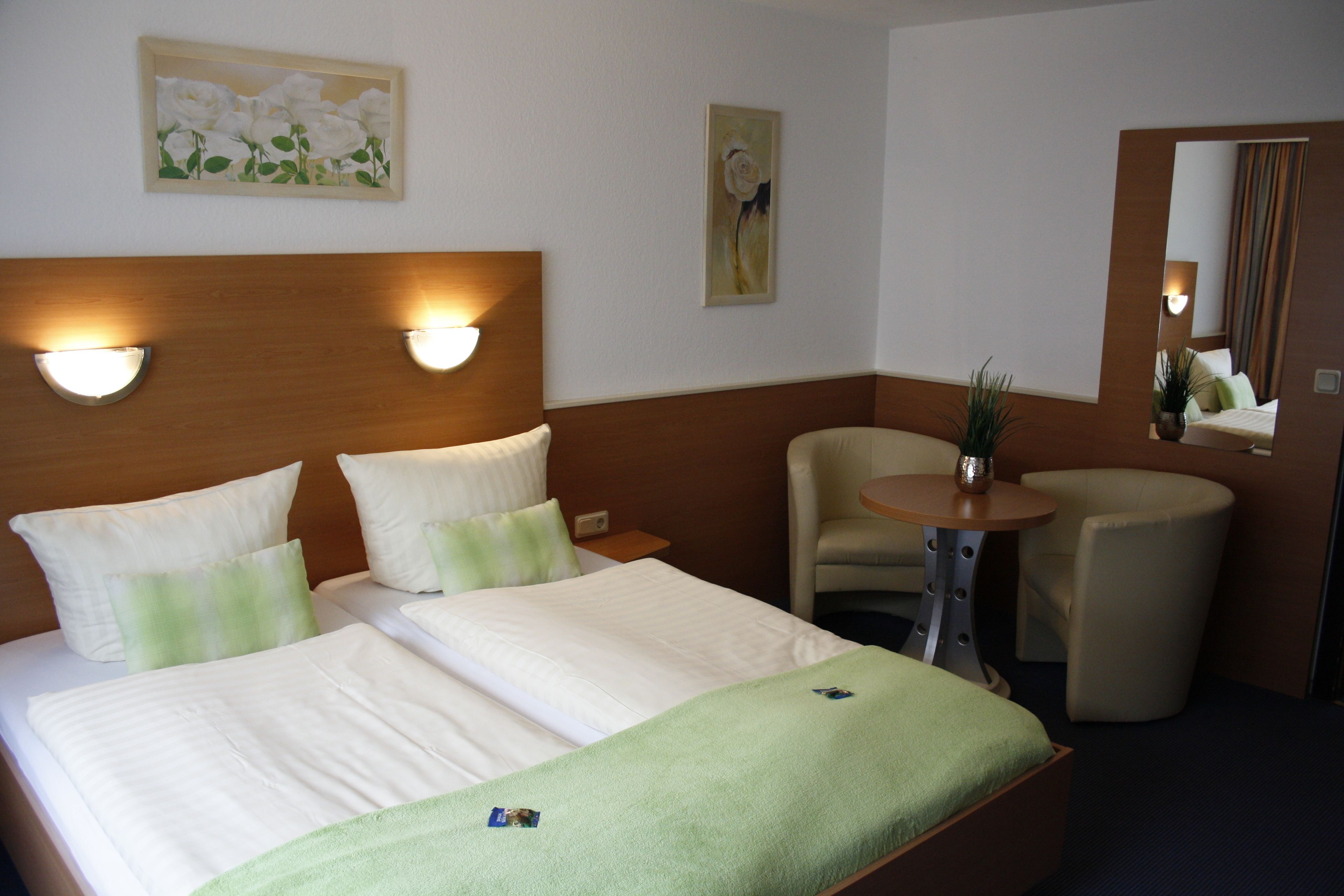 business double room | desk, soundproofing, cots/infant beds, rollaway beds