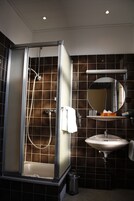 Habitación individual | Baño | Ducha, artículos de higiene personal gratuitos y secador de pelo