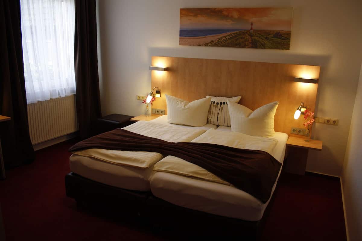 business double room | desk, soundproofing, cots/infant beds, rollaway beds