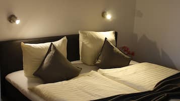 Business Double Room | Desk, soundproofing, cots/infant beds, rollaway beds