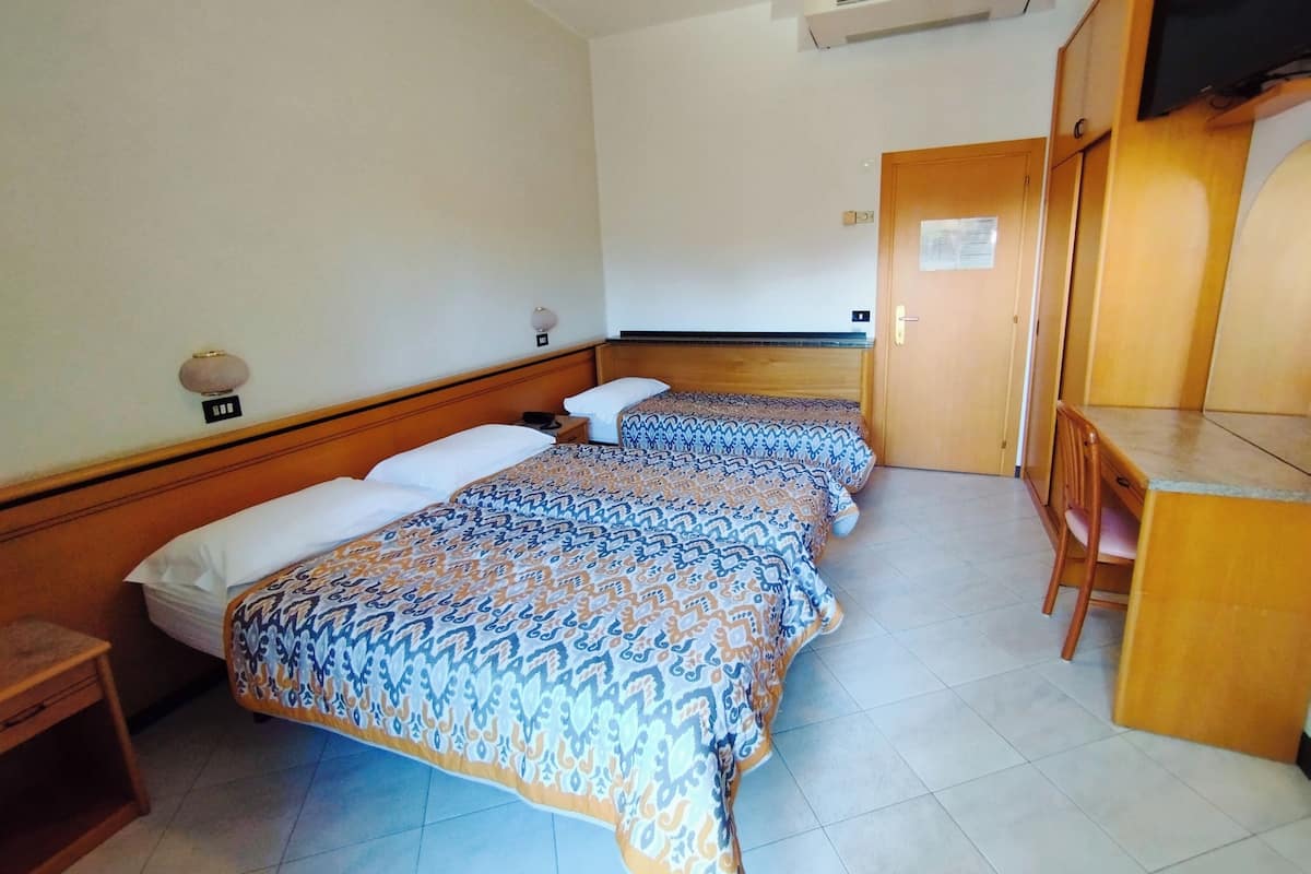 Ropa de cama hipoalergénica y caja de seguridad en la habitación