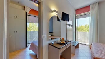 Familien-Dreibettzimmer, 2 Schlafzimmer, Balkon | Allergikerbettwaren, Zimmersafe, Schreibtisch, kostenloses WLAN