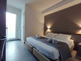 Habitación superior con 1 cama doble o 2 individuales, balcón | Ropa de cama hipoalergénica, caja fuerte, escritorio y wifi gratis