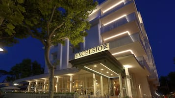 Fassade der Unterkunft – Abend/Nacht