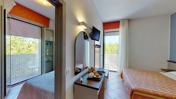 Familien-Dreibettzimmer, 2 Schlafzimmer, Balkon | Allergikerbettwaren, Zimmersafe, Schreibtisch, kostenloses WLAN