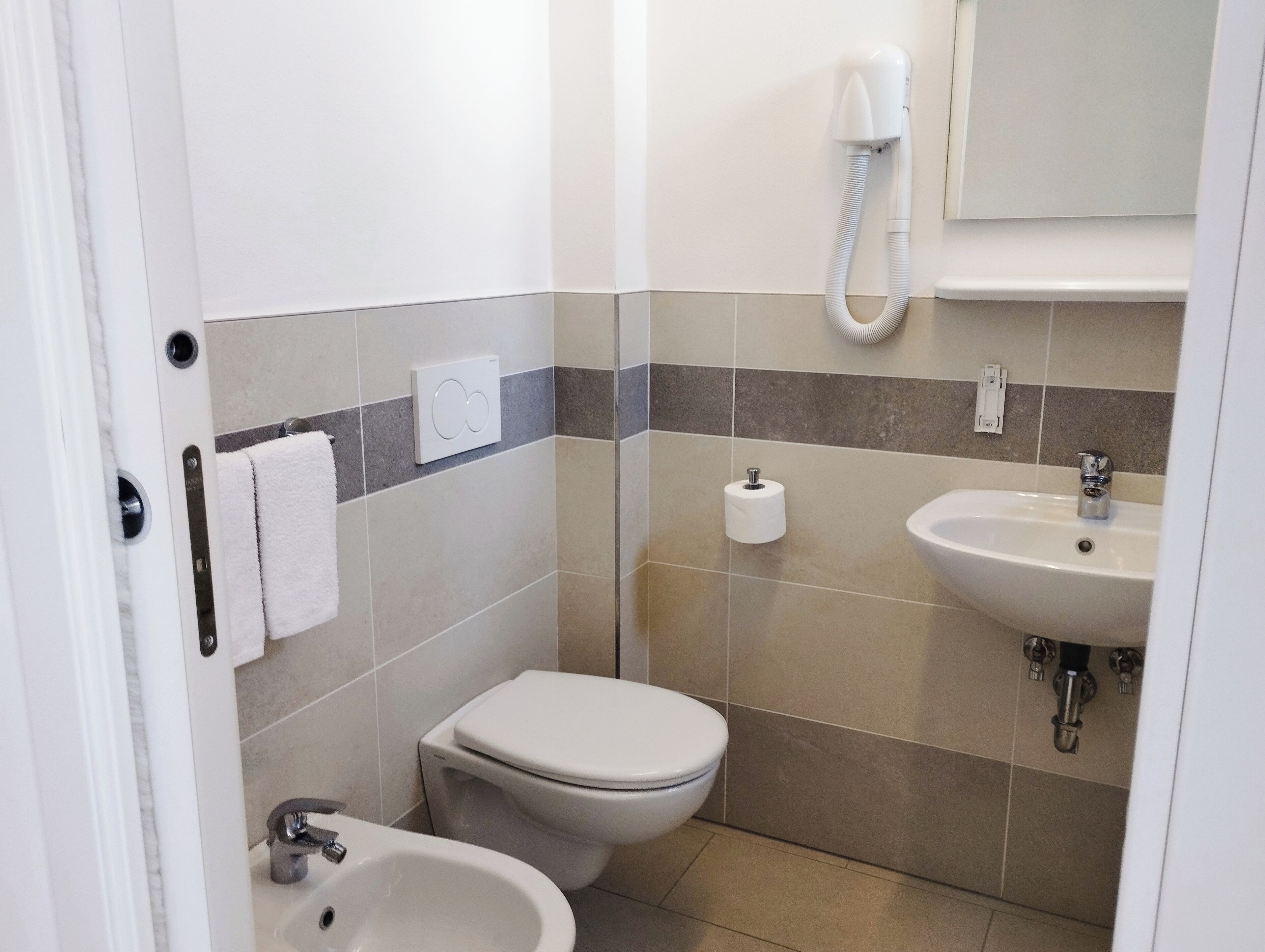 economy triple room, balcony | bathroom | shower, free toiletries, hair dryer, bidet