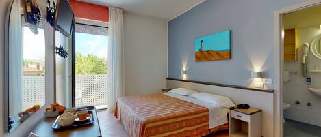 Familie driepersoonskamer, 2 slaapkamers, balkon | Hypoallergeen beddengoed, een kluis op de kamer, een bureau, gratis wifi