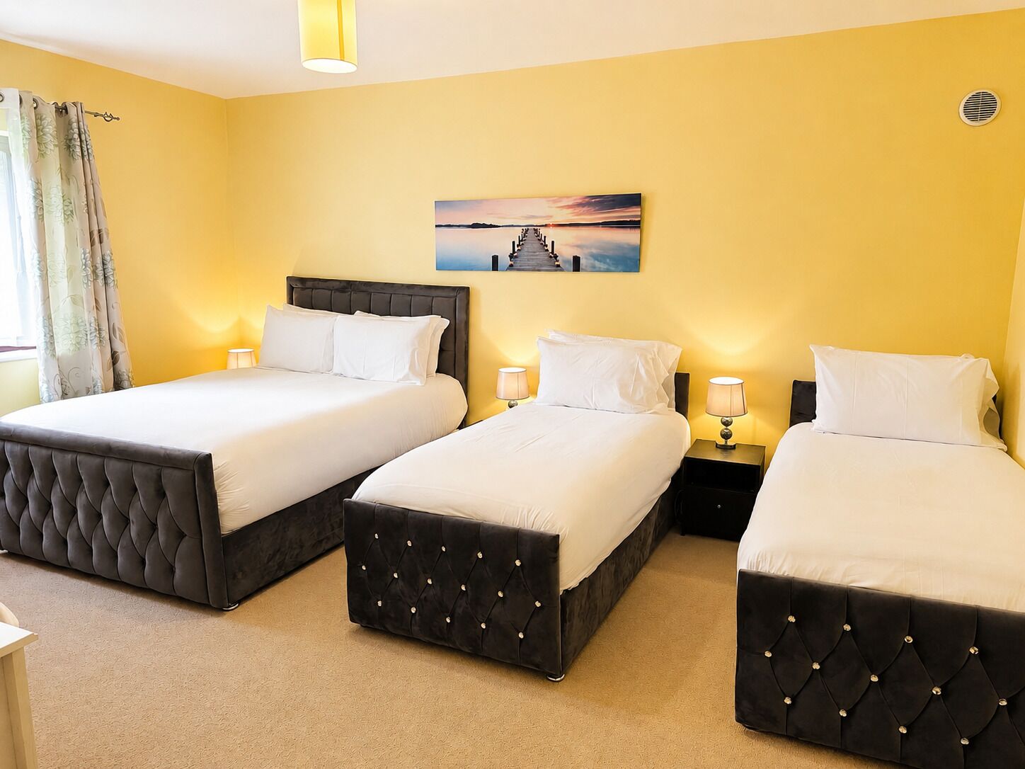 Elite Quadruple Room | Meja, ruang kerja komputer riba, langsir/tirai gelap terus 