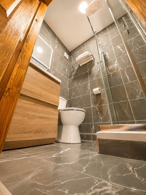 Chambre Double Économique | Salle de bain | Articles de toilette gratuits, sèche-cheveux, serviettes fournies, savon