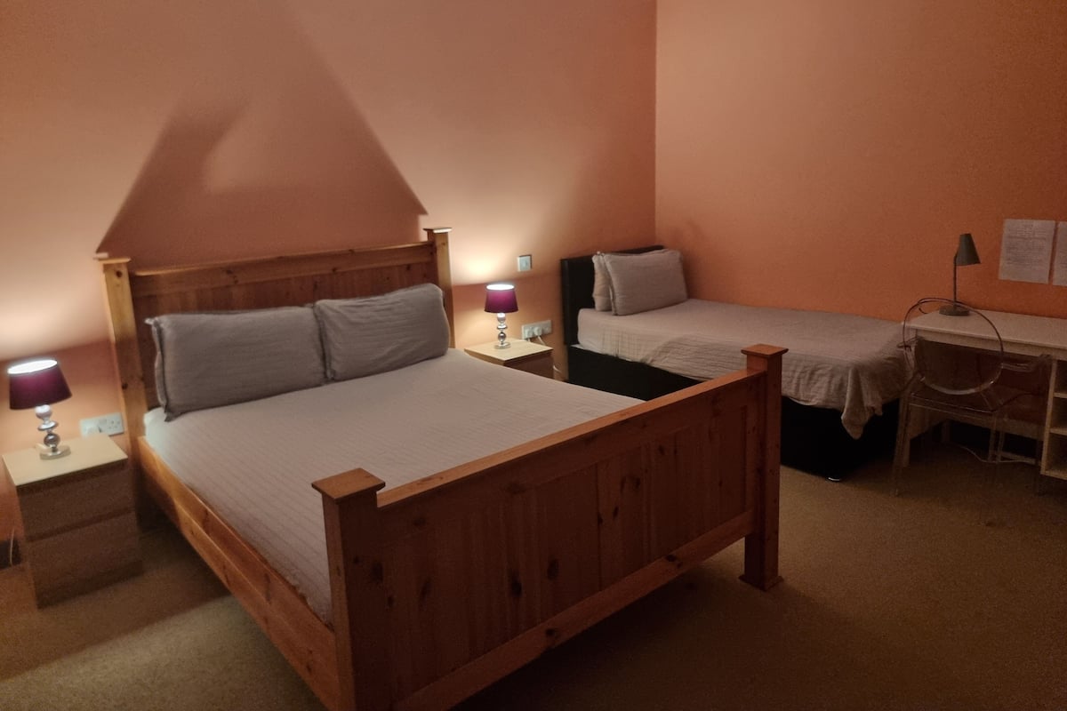 Tremannsrom – comfort, eget bad | Skrivebord, skrivebord for bærbar PC og blendingsgardiner