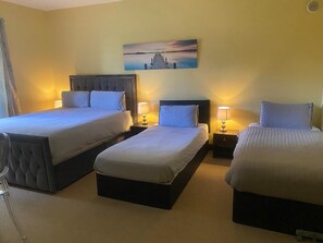 Elite Quadruple Room | Desk, laptop workspace, blackout curtains, free WiFi - Moorepark West House (Fermoy)