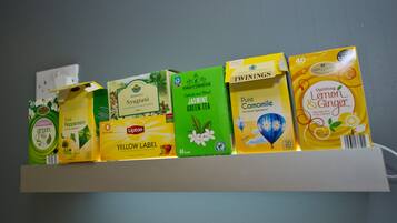 Una estantería con diferentes cajas de té.