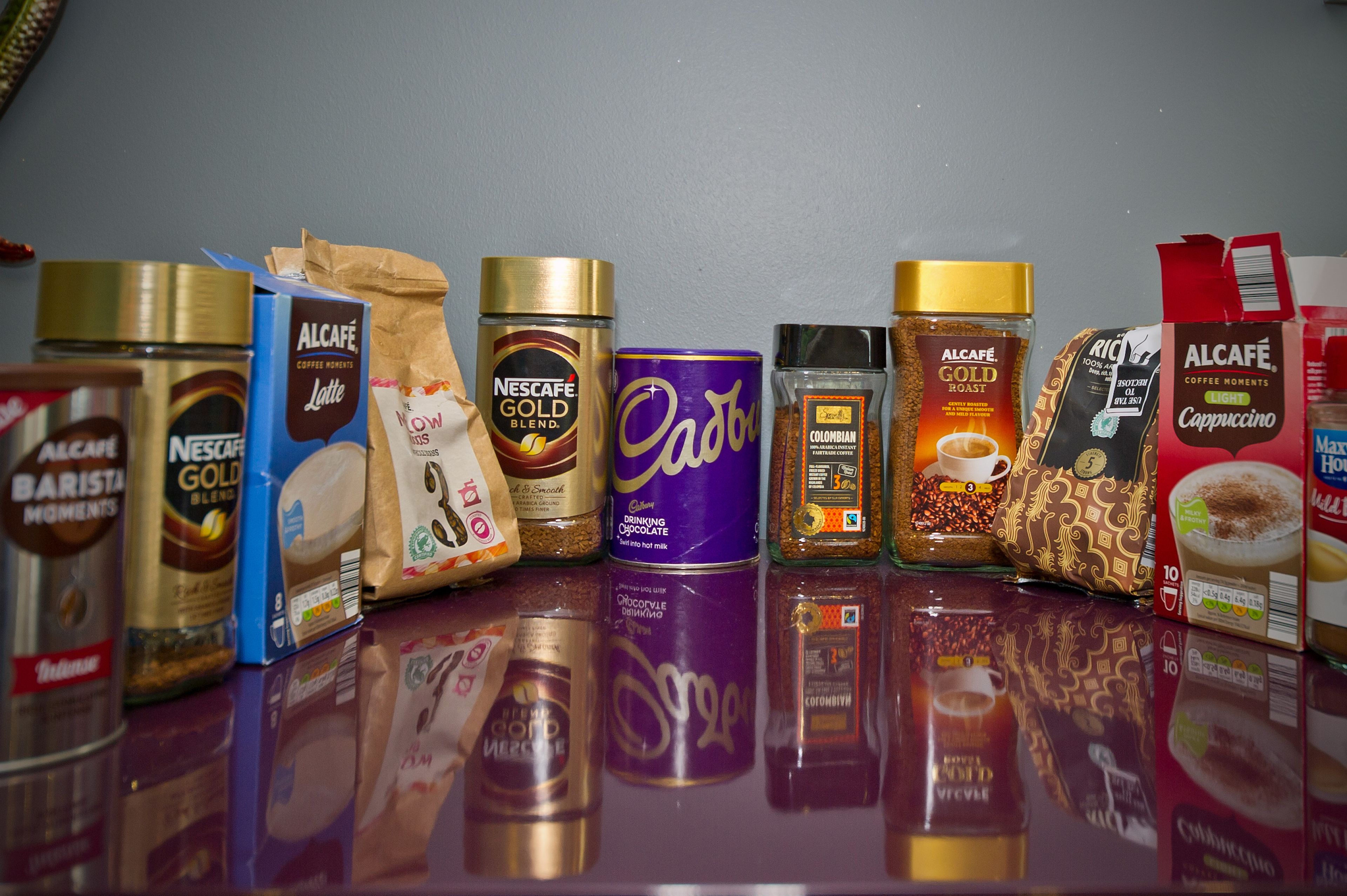 Diversos productes de cafè, incloent Nescafe Gold Blend, Cadbury i moments de cafè Alcade.
