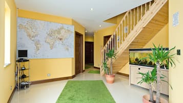 Quarto triplo conforto, suíte | Área de estar | TV 32 polegadas com canais via satélite