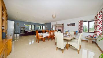 Elite Quadruple Room | Shared kitchen