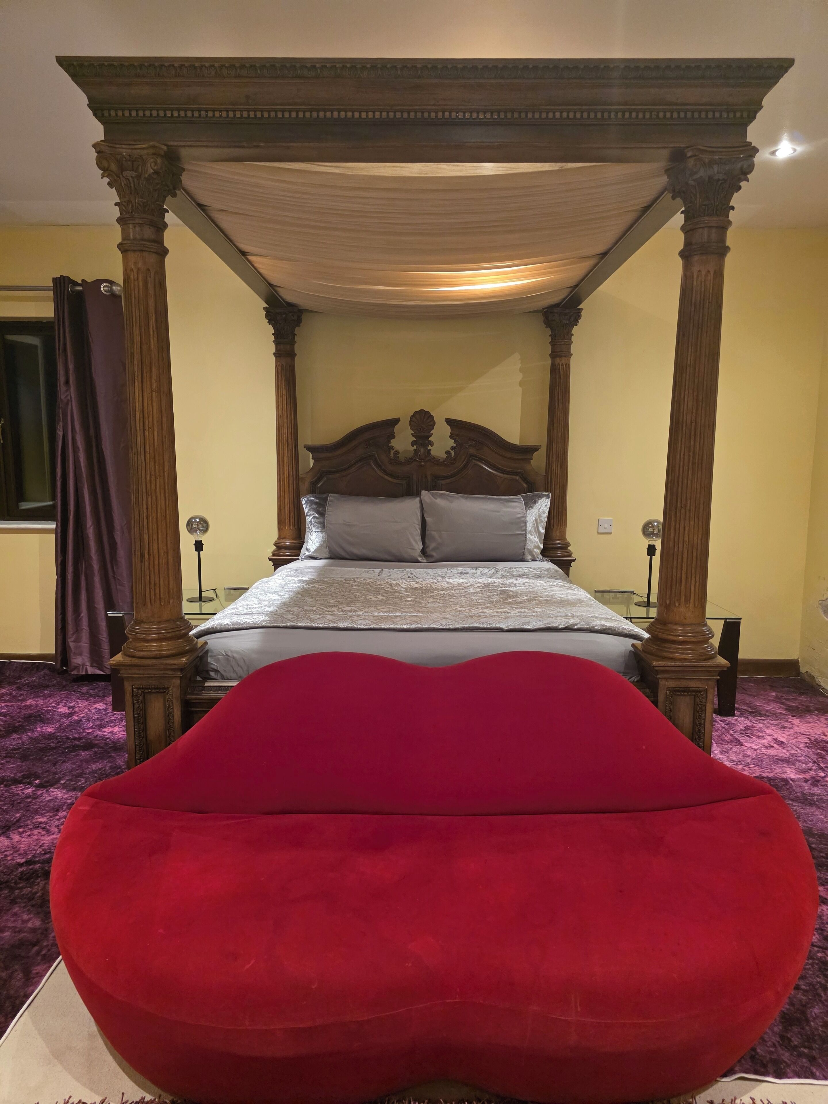 Escritorio, espacio para trabajar con laptop y cortinas blackout 