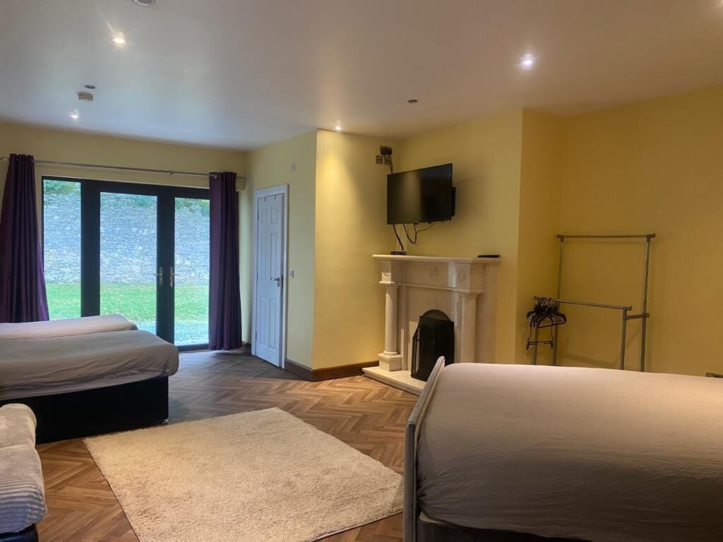 Habitación Business cuádruple | Escritorio, espacio para trabajar con un portátil, cortinas opacas