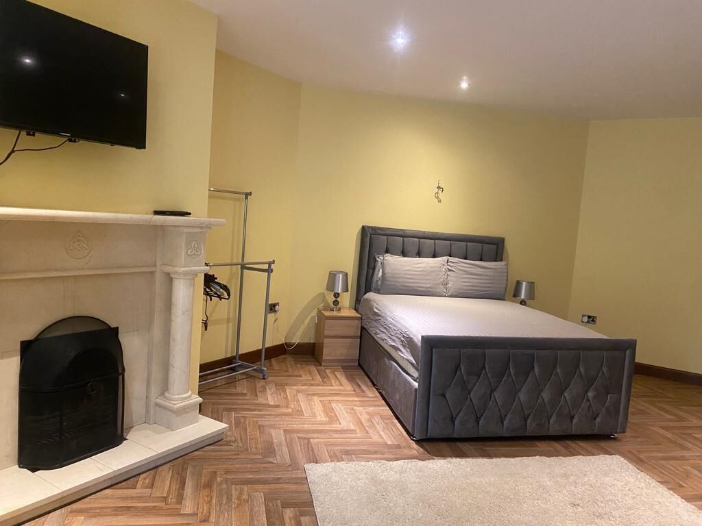 Bureau, espace de travail pour ordinateur portable, rideaux occultants