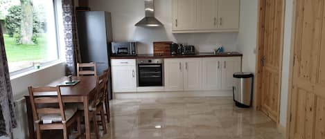 Departamento, 2 habitaciones, con acceso para personas discapacitadas, vista al jardín | Cocina privada | Refrigerador, microondas, horno y parrilla de estufa