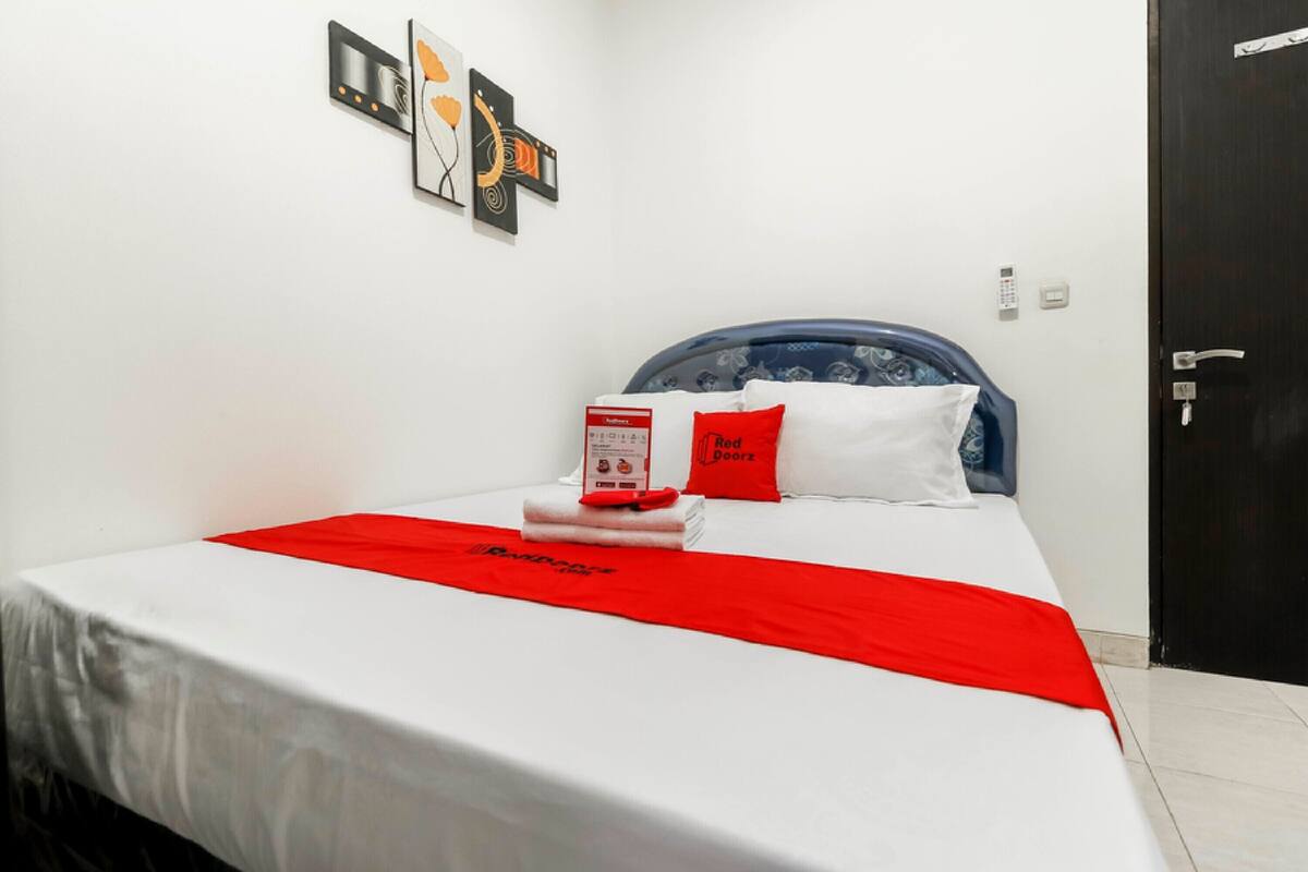 Desk, WiFi, bed sheets