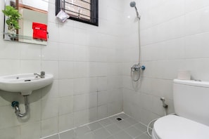 Een douche, gratis toiletartikelen, handdoeken